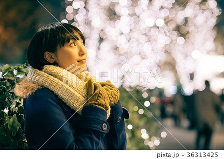 女の子 夜 街 夜景の写真素材