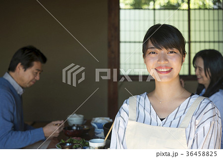 仲居 料亭 和食 シニアの写真素材 Pixta