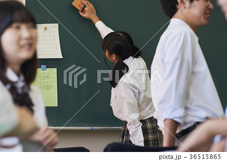 日直 学校 黒板の写真素材