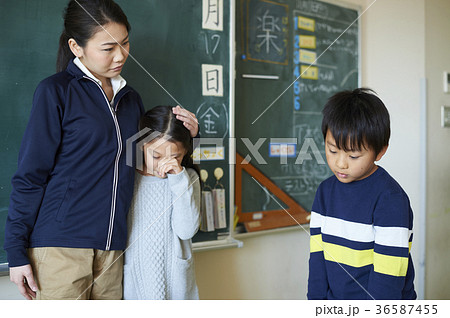 小学生 泣く 子供 人物の写真素材