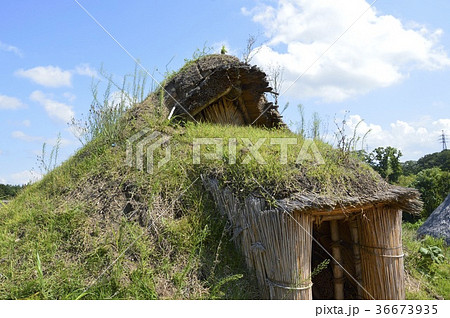 土葺き竪穴式住居の写真素材