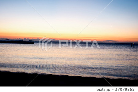 城南島海浜公園 朝日 海 初日の出の写真素材