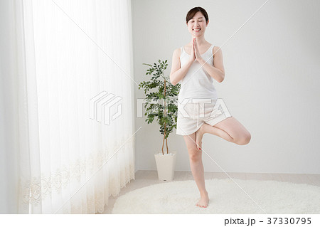 ストレッチ 女性 ヨガ 片足立ちの写真素材