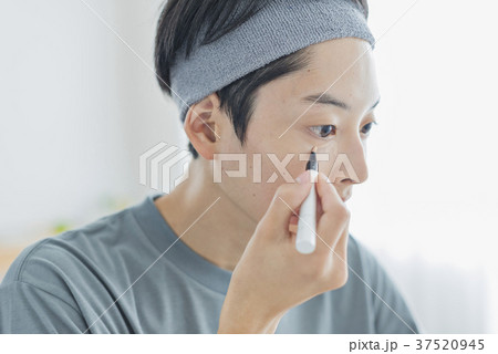 男性 メンズメイク ヘアバンド メンズ美容の写真素材