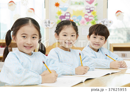 勉強 子供 幼稚園児 韓国人の写真素材