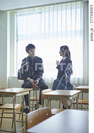 学生 カップル 告白 教室の写真素材