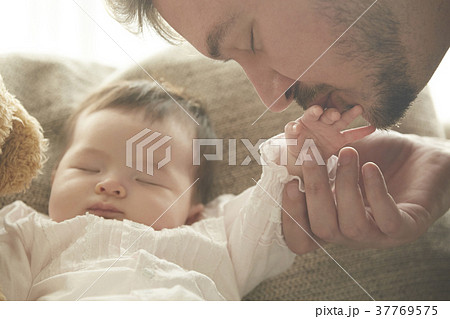 赤ちゃん 新生児 外国人 かわいいの写真素材