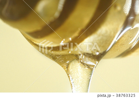 垂れる 蜂蜜 ハチミツ 甘味料の写真素材
