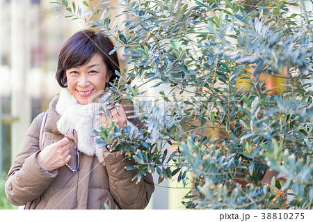 オリーブ 50代 女性 美魔女の写真素材 Pixta
