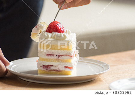 男性 食べる ケーキ 顔の写真素材