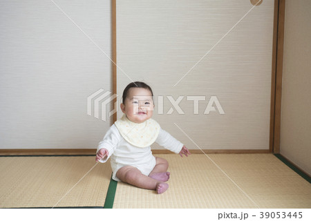 畳 ふすま 楽しい 女の子の写真素材