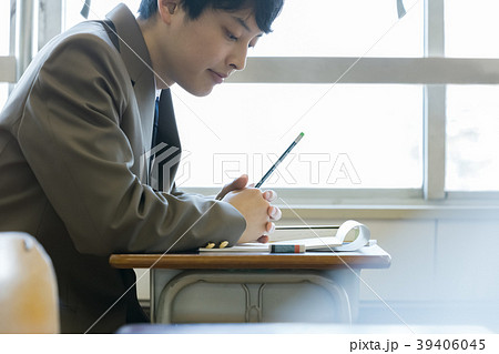 机に向かうの写真素材