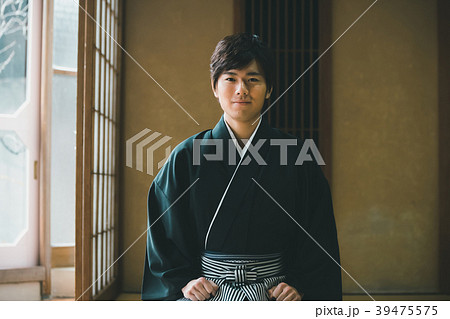 正座 紋付袴 男性 人物の写真素材