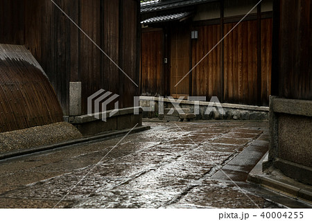 石畳 祇園 路地 雨降りの写真素材