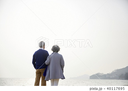 高齢者 老人 後姿 夫婦の写真素材
