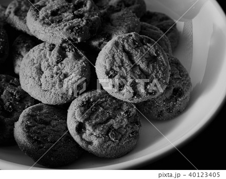 モノクロ 白黒 クッキー お菓子の写真素材