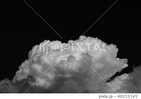 入道雲 モノクロ 空 雲の写真素材