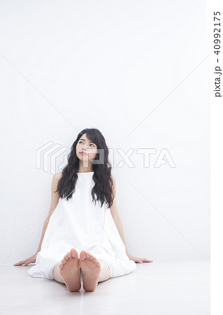 足 ボディパーツ 正面 裸足の写真素材