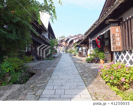 籠屋 江戸時代 道の写真素材