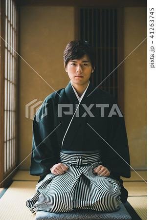 紋付袴 男性 和服 座るの写真素材