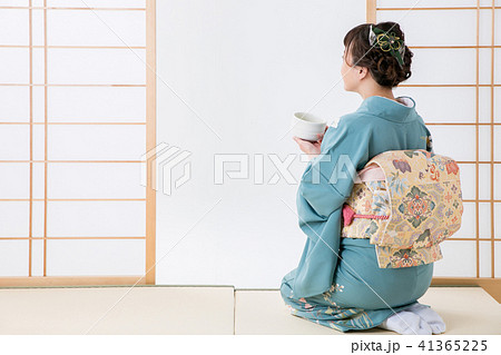 座る 女性 着物 眺めるの写真素材
