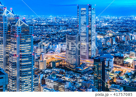 高層ビル ビル群 新宿 夜景の写真素材