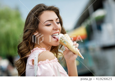 人物 女性 アイス 食べるの写真素材