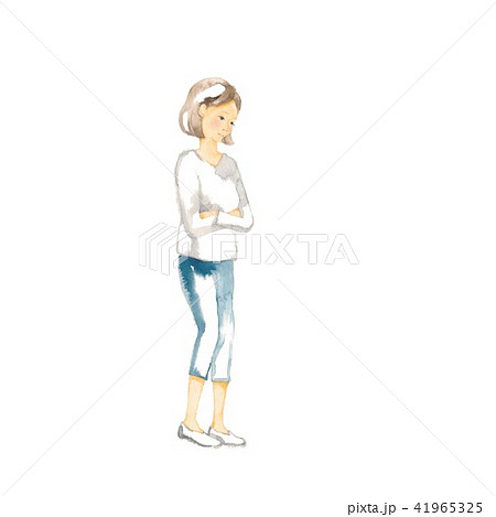 女性 ポーズ 腕を組む 立ち姿の写真素材