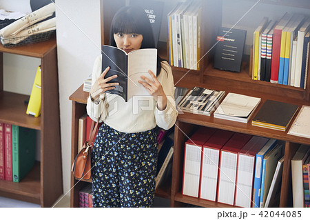本屋にいる女性 ポートレートの写真素材
