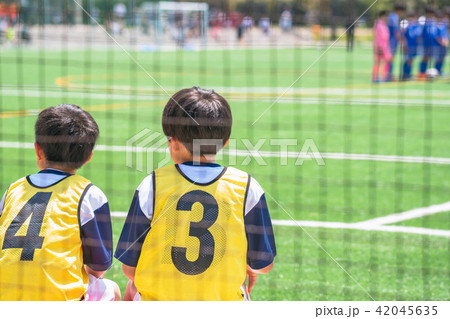 サッカー ユニフォーム 背番号 少年の写真素材