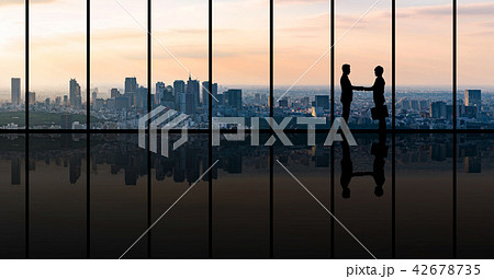 ビル 街 逆光 夕焼けの写真素材