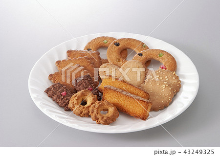 クッキー 焼き菓子 皿盛り お菓子の写真素材
