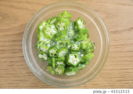 切る オクラ 断面 野菜の写真素材