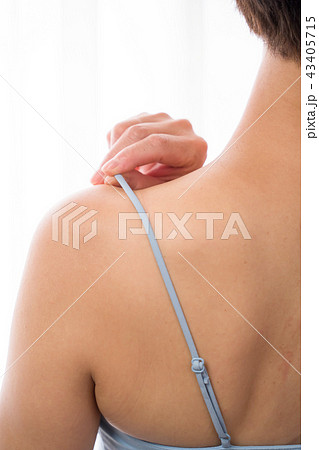 女性 着替え ファッション ポーズの写真素材