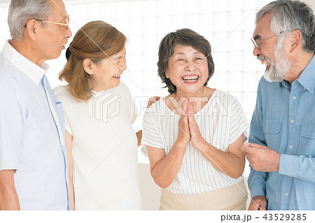 立ち話 シニア おばあさん 明るいの写真素材