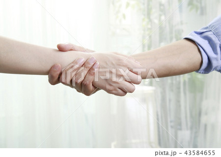 手 カップル 指 合わせるの写真素材 手 カップル 指 合わせるの写真素材
