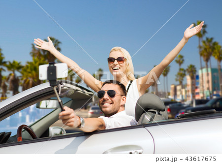 カップル コンバーチブル オープンカー 夫婦の写真素材
