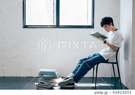 男性 本 読む 読書の写真素材 Pixta