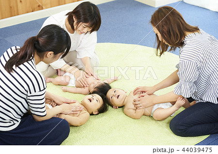 女の子 赤ちゃん 裸 0歳 かわいい 女性の写真素材