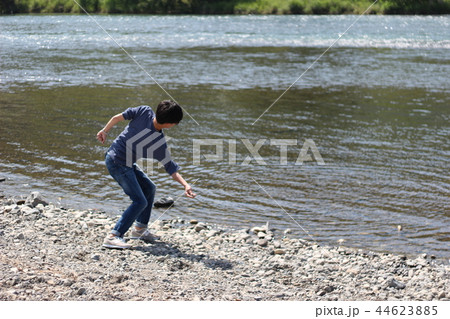 清流 川遊び 石投げ 水切りの写真素材