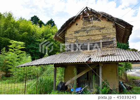 農家 納屋 壁 廃墟の写真素材