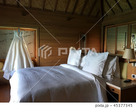 ベッドルーム 寝室 コテージ 水上コテージの写真素材