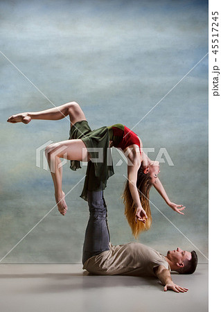 ダンス ポージング ポーズ カップルの写真素材