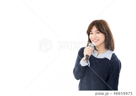 人物 女性 マイク 歌う 若い かわいい 綺麗 きれいの写真素材 人物 女性 マイク 歌う 若い かわいい 綺麗 きれいの写真素材