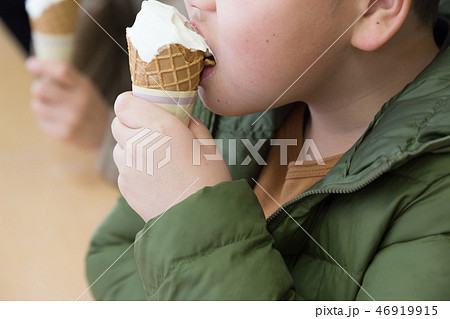 人物 ソフトクリーム 舐める アイスクリームの写真素材