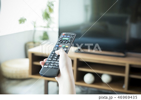 テレビ つける 消す 屋内の写真素材