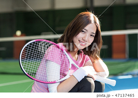 女の子 スポーツ テニス かわいいの写真素材