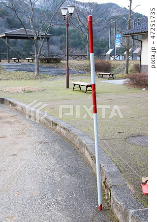 スノーポール 積雪 雪 道路の写真素材
