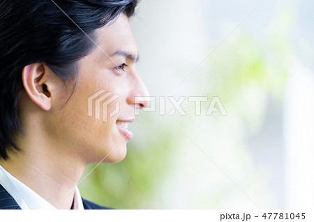 ビジネスマン 横顔 笑顔 男性の写真素材