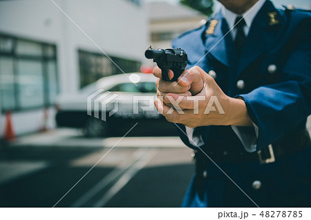構える 拳銃の写真素材